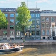 Gerenoveerd Gouden Bocht-complex aan de Herengracht in Amsterdam, getransformeerd tot modern en duurzaam multi-tenant kantoorgebouw met advies van EWZ Adviseurs.