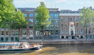Gerenoveerd Gouden Bocht-complex aan de Herengracht in Amsterdam, getransformeerd tot modern en duurzaam multi-tenant kantoorgebouw met advies van EWZ Adviseurs.