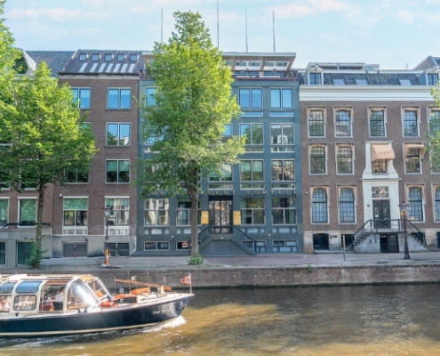 Gerenoveerd Gouden Bocht-complex aan de Herengracht in Amsterdam, getransformeerd tot modern en duurzaam multi-tenant kantoorgebouw met advies van EWZ Adviseurs.